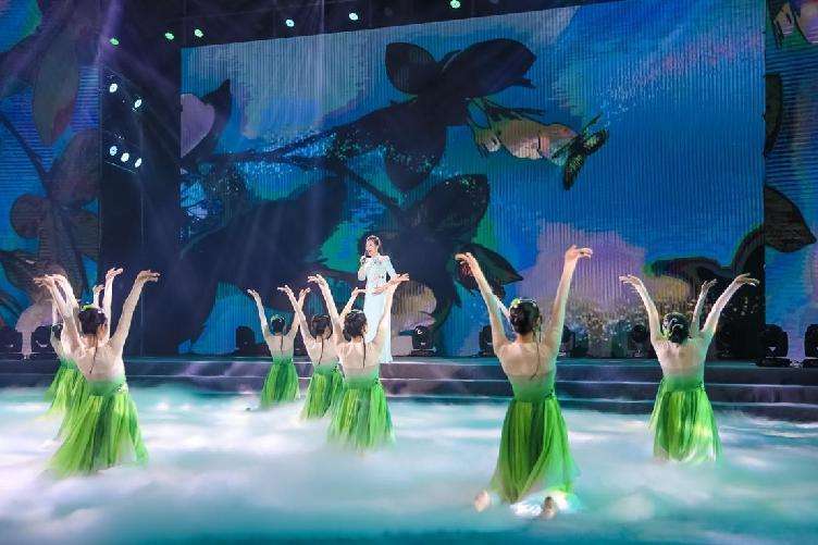 一群人在水里 描述已自动生成