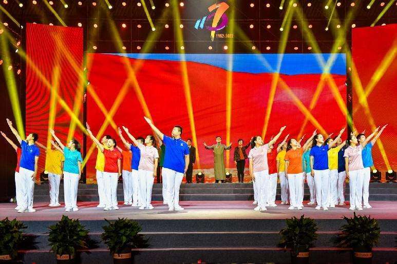 图片包含 华美, 风筝, 彩色, 伞 描述已自动生成