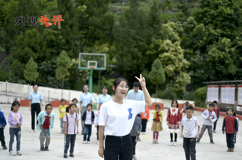 【央视快评】努力成为党和人民满意的“四有”好老师