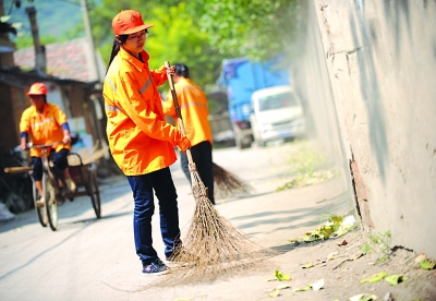  一身黄色的工作服的侯云成为南京街头一道别样的风景。