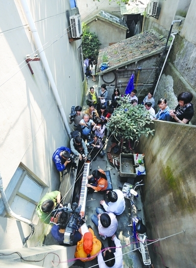 浙江德清县洛舍镇镇长送来钢琴，为这位未来的幼儿教师圆梦。