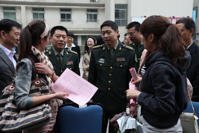 傅沿江司令员与学生亲切交谈