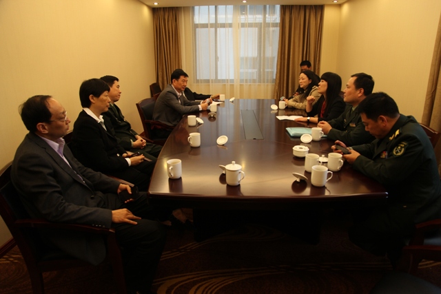 我院领导向部队领导介绍我院征兵工作情况