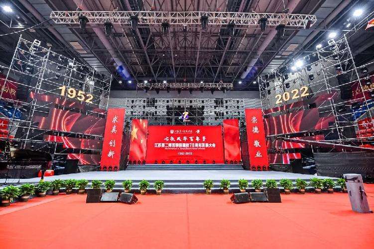 图片包含 室内, 建筑, 院子, 球拍 描述已自动生成