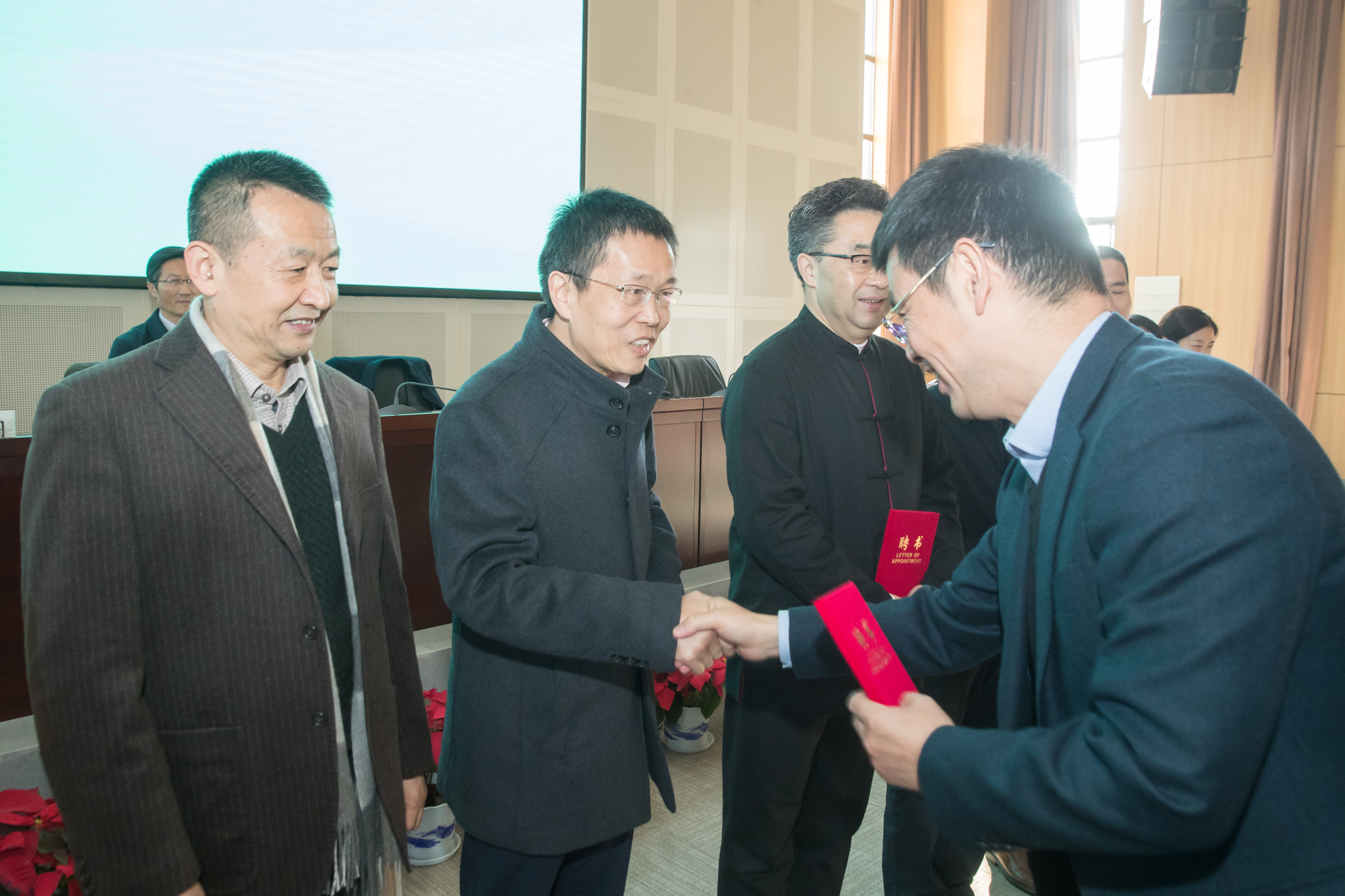 为“江苏儿童文学研究中心”受聘专家颁发聘书